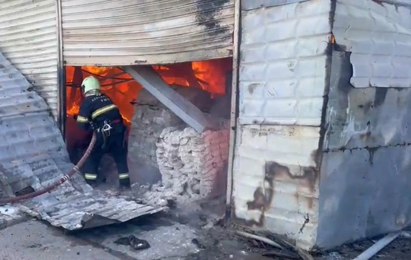 Dərnəgüldə yanan obyektin yaxınlığındakı mağazalar təxliyə edilir