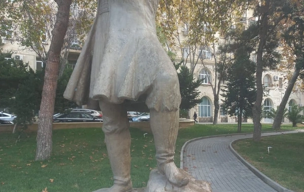 Aşıq Ələsgərin nəticəsi: "Babamın heykəli nəzarətsiz qalıb, baxan yoxdur"