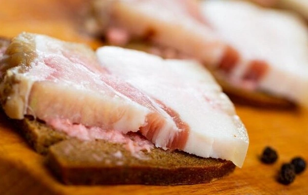 Waiter fired from a restaurant in Moscow for bringing lard to Muslims