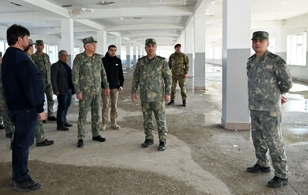 Zakir Həsənov azad edilən ərazilərdə hərbi hissələrdə görülən işlərlə tanış olub