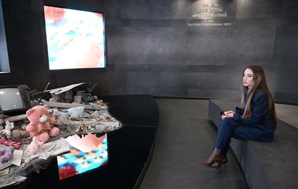 Лейла Алиева и Алена Алиева посетили Гянджинский мемориальный комплекс и семью Национального героя Натигa Гасымова