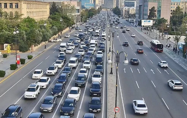 Bakının bir sıra yollarında nəqliyyatın sıxlığı yaranıb