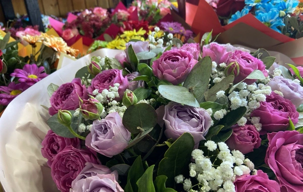 Праздничный ажиотаж в Баку: как изменились цены на цветы накануне 8 Марта