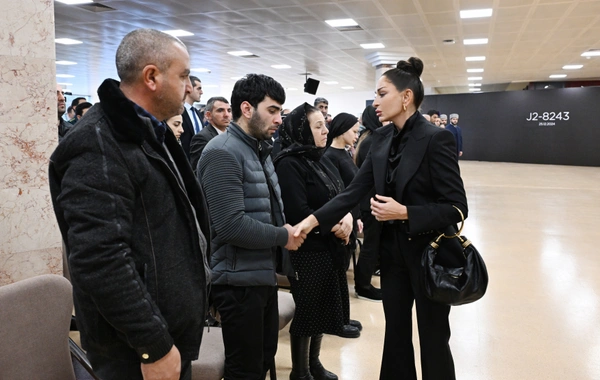 İlham Əliyev təyyarə qəzasında həlak olan ekipaj üzvlərinin vida mərasimində iştirak edib
