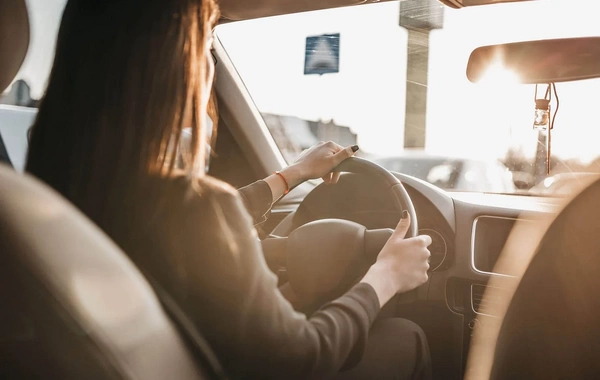 Naməlum şəxs qadın sürücüyə qorxulu anlar yaşatdı - Evinədək izləyib, əri ilə dalaşdı