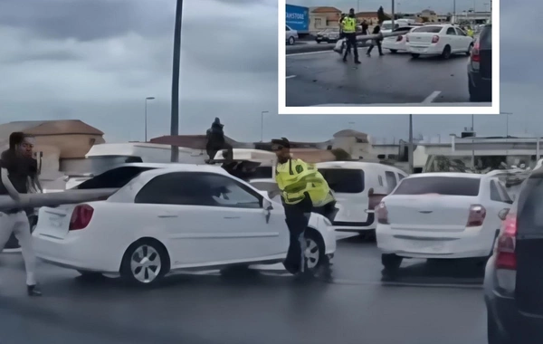 Bakıda BMW işıq dirəyini vurub başqa maşının üzərinə aşırtdı - GÖRÜNTÜLƏR