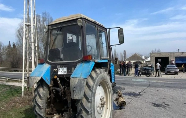 Sabirabadda avtomobil traktorla toqquşdu: Sürücü ağır yaralandı