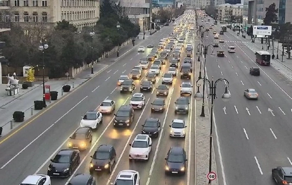 Bakının bir sıra yollarında tıxac yaranıb