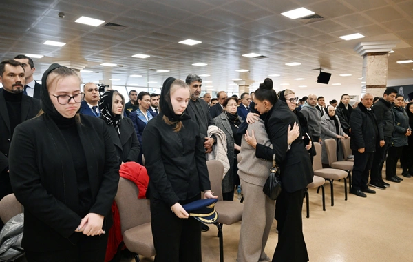 İlham Əliyev təyyarə qəzasında həlak olan ekipaj üzvlərinin vida mərasimində iştirak edib