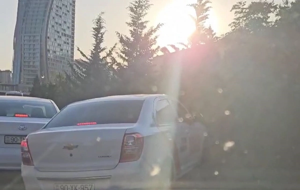 Bakıda tıxaclı yolda taksi sürücüləri "at oynadır"