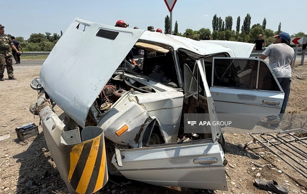 Zərdabda avtomobil yol kənarındakı maneəyə çırpılıb, 4 nəfər xəsarət alıb