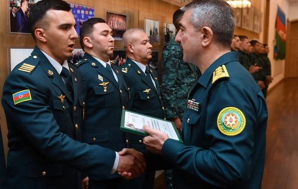 Elçin Quliyev xidməti-döyüş fəaliyyətində fərqlənən hərbi qulluqçuları təltif edib