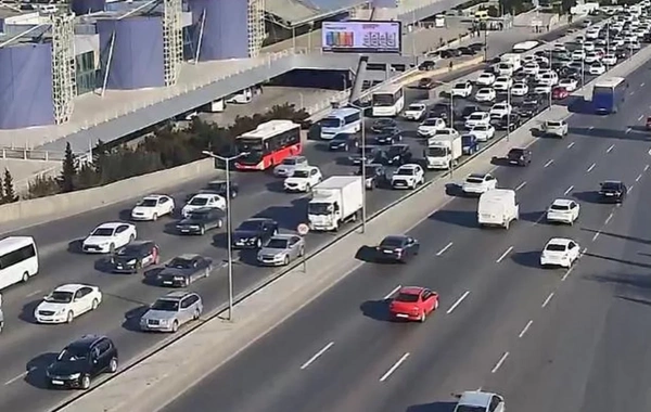 Bakıda 13 istiqamətdə tıxac müşahidə olunur