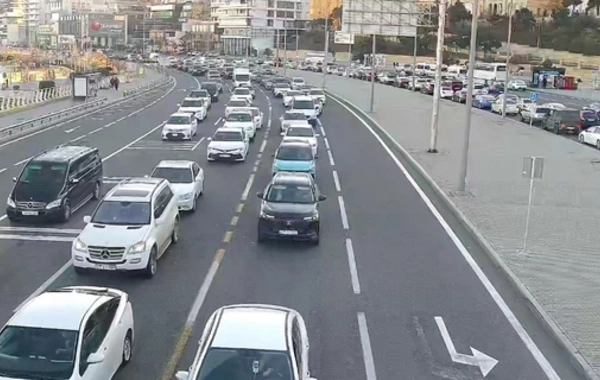 Bakının bir sıra yollarında nəqliyyatın sıxlığı yaranıb