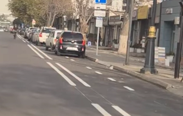 Nərimanovda qəribə hal - Maşınlar velosiped zolağında park edib