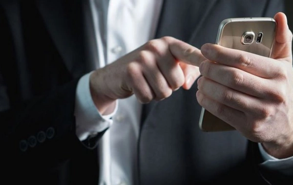 Tanımadığınız şəxslərin telefonunun ekranına BAXMAYIN - ETX məlumat yaydı