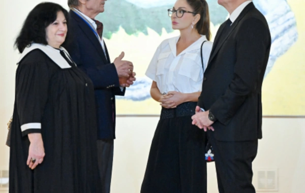 Prezident İlham Əliyev, birinci xanım Mehriban Əliyeva və ailə üzvləri "Mənim Abşeronum: Üstə gəl" adlı retrospektiv sərgi ilə tanış olublar
