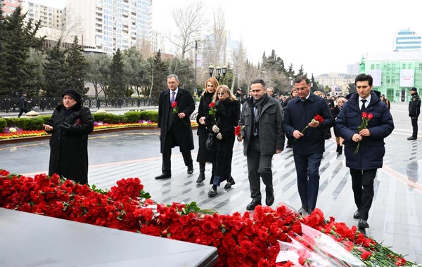 Mədəniyyət Nazirliyinin kollektivi Xocalı soyqırımı abidəsini ziyarət edib