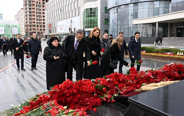 Mədəniyyət Nazirliyinin kollektivi Xocalı soyqırımı abidəsini ziyarət edib