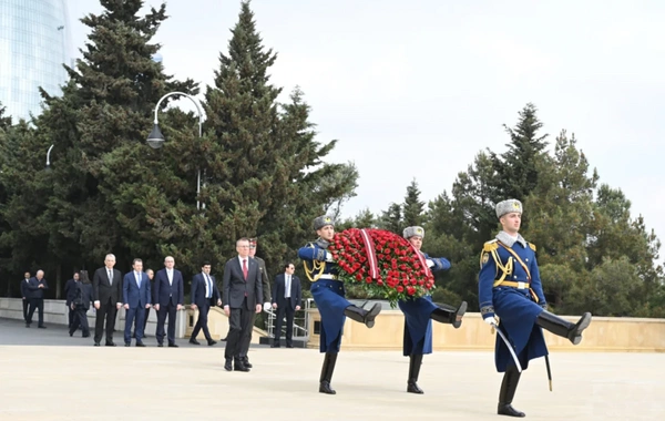 Latviya Prezidenti Şəhidlər xiyabanını ziyarət edib