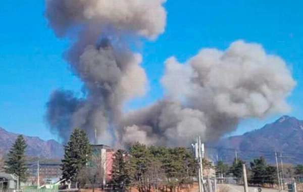 Təlim keçirən hərbi təyyarə səhvən şəhəri bombaladı - Yaralılar var