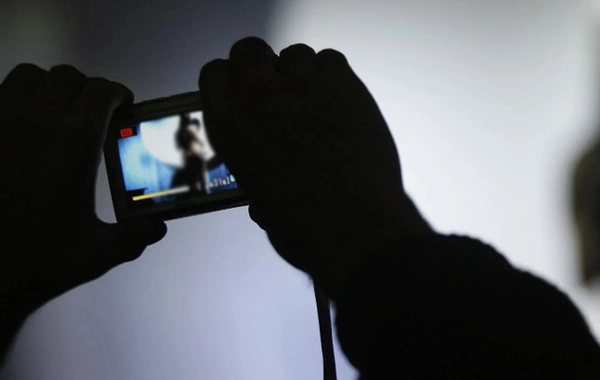 Vəzifəli şəxsləri şantaj edən reket jurnalistlə bağlı QƏRAR