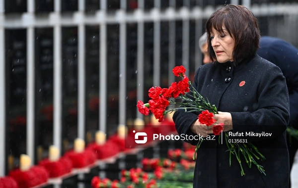 Rəsmilər Şəhidlər xiyabanında