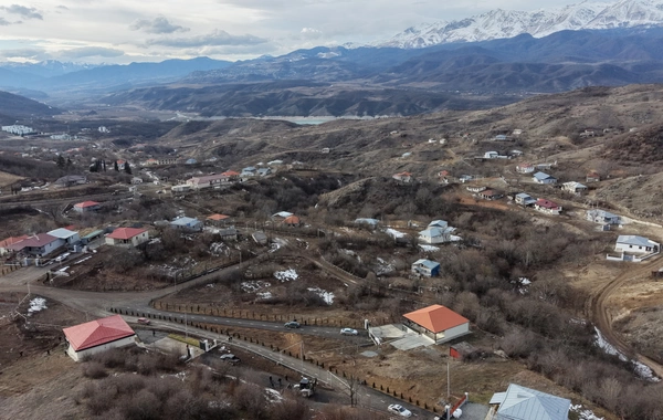 Prezident İlham Əliyev Ağdərə rayonunun Heyvalı kəndində görülmüş işlərlə tanış olub