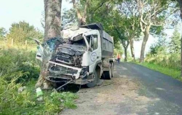 Şəmkirdə yük maşını ağaca çırpılıb, ölən var