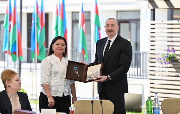 İlham Əliyev Zəngilanda ilk yaşayış kompleksinə köçən ailələrlə görüşüb