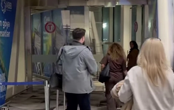 Azərbaycanlı qadın təyyarədə gərginlik yaratdı: İşdən çıxartdırım, siz də görün.