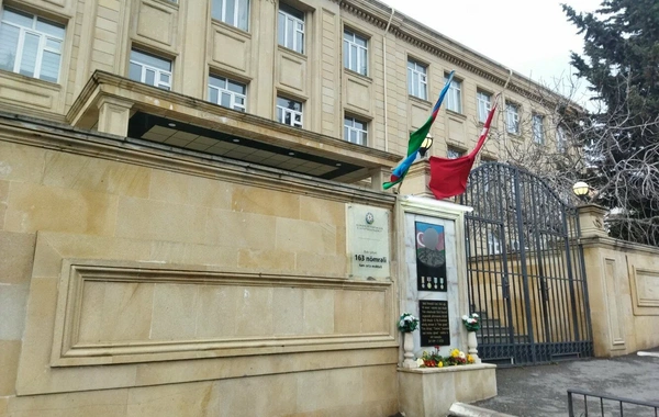 163 nömrəli məktəbdə 10-cu sinif şagirdi pəncərədən yıxılıb