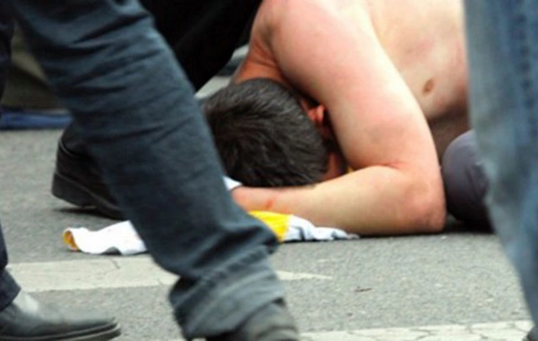 Dostunu evinə çağırıb yeyib-içdilər, arağa görə burnunu sındırdı