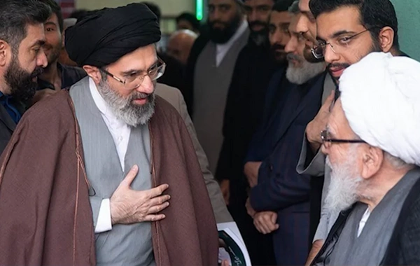 Müctəba Xamenei atasından nə ilə fərqlənir?