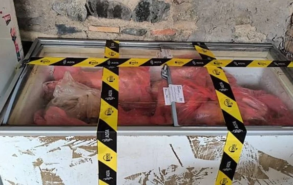 Antisanitar şəraitdə dönər əti hazırlayan sexin fəaliyyəti DAYANDIRILDI
