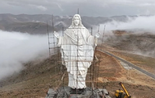 Livan-Suriya sərhədində İsa Məsihin 26 metrlik heykəli ucaldıldı