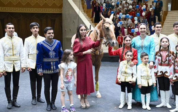 Leyla Əliyeva Arkadağ şəhərində əfsanəvi "Galkynyş" milli atüstü oyunlar qrupunun çıxışını izləyib