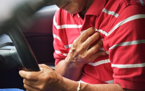 В Баку мужчина умер прямо за рулем