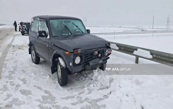 Cəlilabadda qarlı hava yol qəzalarına səbəb olub