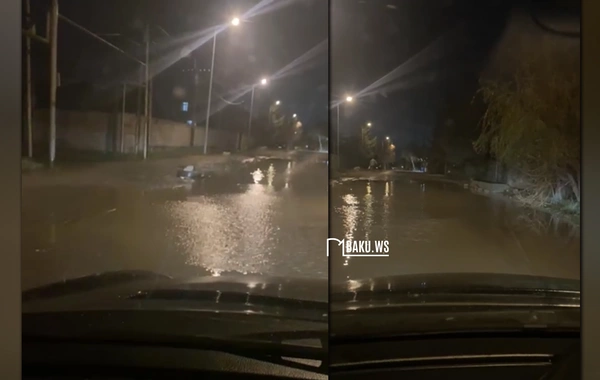 Bakıda su xəttində QƏZA - İçməli su küçəyə axdı
