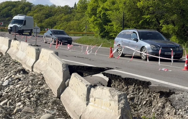 Ağsu dolaylarında TORPAQ SÜRÜŞMƏSİ: Yol qismən BAĞLANDI - FOTO