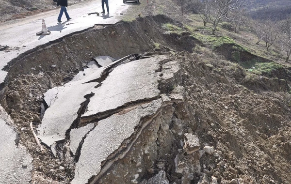 Şamaxıda torpaq sürüşməsi: Yolları yararsız hala düşdü