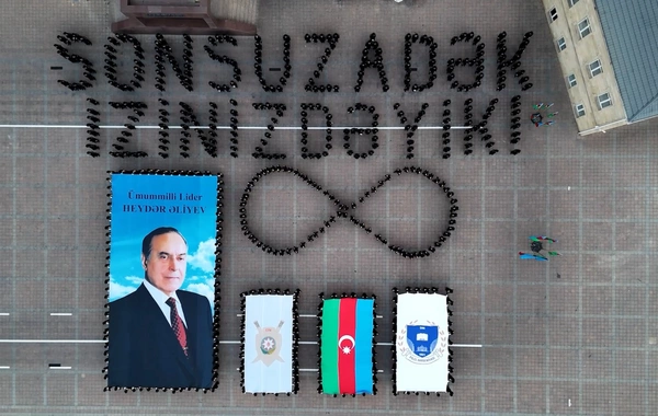 Polis kursantlarından Ulu öndərin anadan olmasının 103 illiyinə həsr olunmuş fləşmob