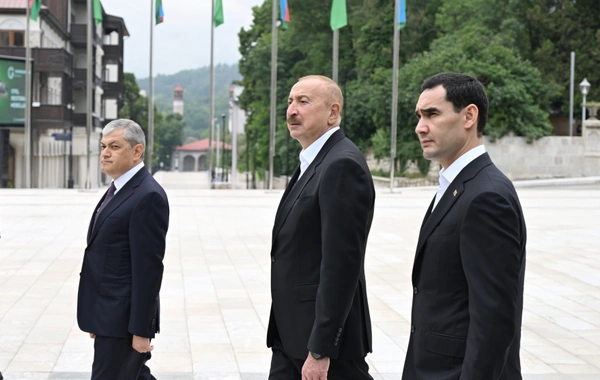 Prezidentlər Şuşada Azərbaycanın tanınmış şəxsiyyətlərinin işğal dövründə güllələnmiş büstlərinə baxıblar
