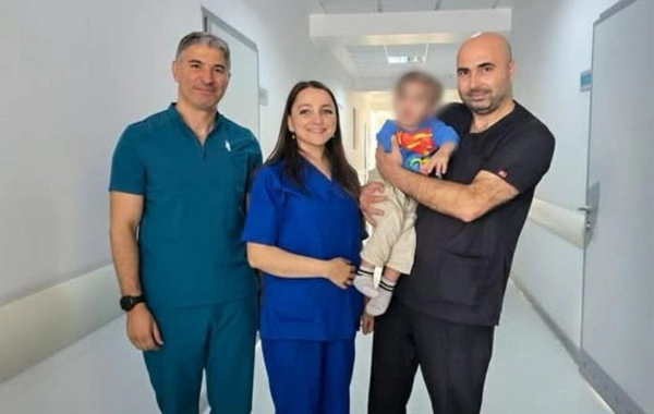 Ağdamda atası tərəfindən şiddətə məruz qalan 2 yaşlı Musa sağalıb