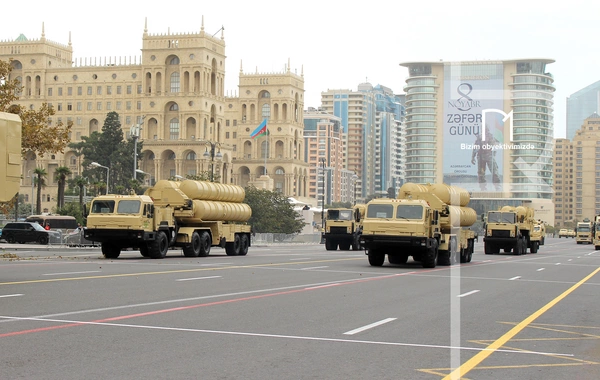 В Баку прошел марш военнослужащих в честь Дня Победы