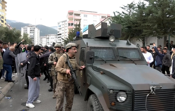 Тело 14-летнего стрелка, расстрелявшего 9 человек в школе, вывезли в бронемашине