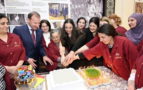 Leyla Əliyeva "Azərxalça"nın Şuşa məscidi üçün hazırladığı növbəti xalçaların kəsim mərasimində iştirak edib