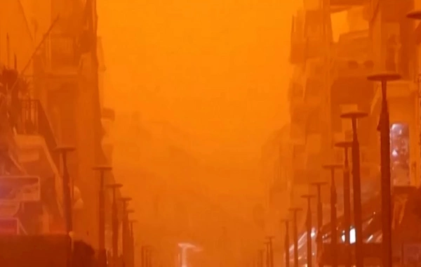 Afrikadan gələn toz Giritdə səmanı qırmızıya boyadı