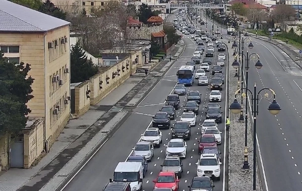 Bakının bir sıra yollarında tıxac yaranıb